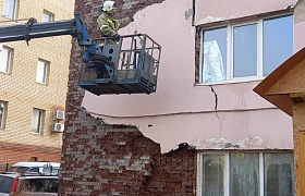 В Астрахани спасатели сняли опасный фрагмент штукатурки со здания общежития