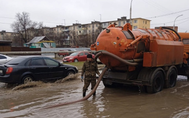 В Астрахани коммунальщики откачали около 300 кубометров воды