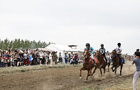 На Сабантуе под Астраханью определились победители скачек и верблюжьих бегов