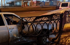 В Астрахани водитель въехал в ограждение, пытаясь скрыться от ДПС