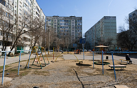 Жителям Астрахани раздадут более 100 банок с краской для обновления дворов