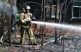 В Астрахани на Уфимской горели строение, хозпостройки и жилой дом