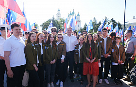 В День России в Астраханском Кремле прошёл праздничный митинг