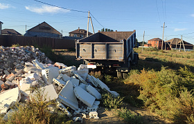 В селе Астраханской области выявили свалку строительного мусора