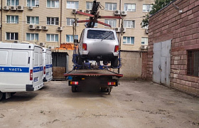 В Астрахани задержали водителя за мойку машины на городском пляже