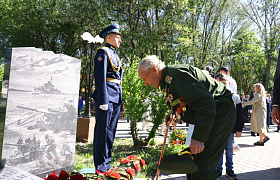 В Братском саду в Астрахани открыли памятный знак в честь участников Сталинградской битвы 
