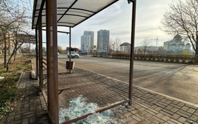 Вандалы разбили стеклянную остановку в Астрахани