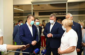 Михаил Мурашко посетил медучреждения и пункт вакцинации в Астрахани 