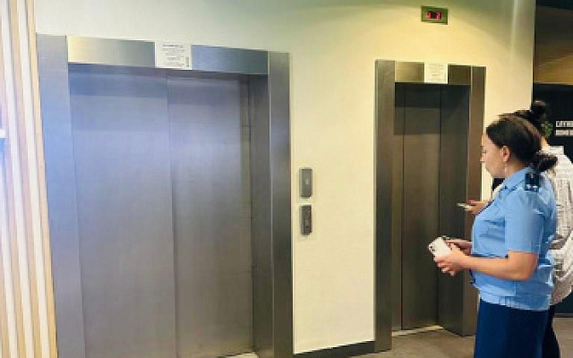 Прокуратура области проверяет информацию о падении лифта в Астрахани