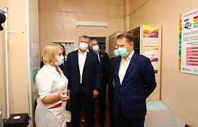 Михаил Мурашко посетил медучреждения и пункт вакцинации в Астрахани 