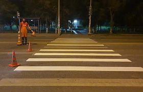 В Астрахани обновляют пешеходные переходы с нанесением стеклошариков