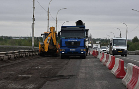 На Новом мосту в Астрахани стартовал ямочный ремонт