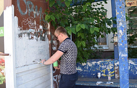 В Астрахани задержали иногороднего вандала, изрисовавшего остановку
