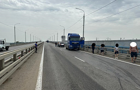 В Астрахани фура перегородила полосы движения на объездной дороге