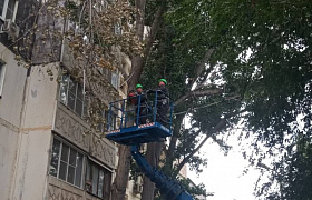 В Астрахани устраняют последствия сильного ветра