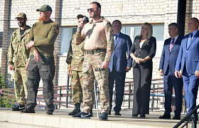 В школе в Астрахани открыли стелу памяти бойцам, погибшим в СВО