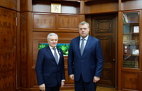 Астраханский депутат Александр Клыканов получил награду из рук губернатора
