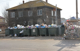 С одной мусорной площадки в Астрахани вывезли почти 27 тонн отходов