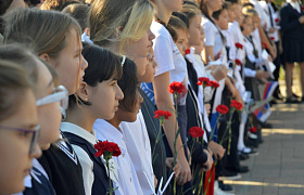 В школе в Астрахани открыли стелу памяти бойцам, погибшим в СВО