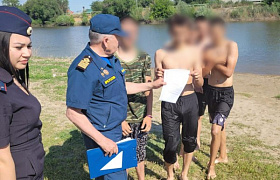 В Астрахани оштрафовали 20 родителей детей, купающихся в неположенных местах