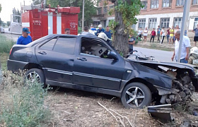 В Астраханской области погиб 34-летний водитель после наезда на дерево