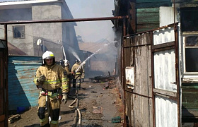 В Астрахани ликвидировали пожар в двух жилых домах и кафе