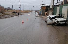 В Астрахани погиб водитель после наезда на бетонную стену