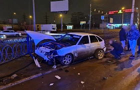 В Астрахани водитель въехал в ограждение, пытаясь скрыться от ДПС
